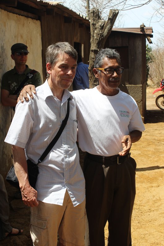 März 2015: In der durchaus schwierigen Planungsphase des Projektes versprechen Dr. Schröter und Don Cornelio, der Stadtverordnete von Ojoche de Agua den Dorfbewohnern, dass das Projekt durchgeführt werden wird. Sie haben Wort gehalten!
